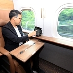 10号車の１人用個室。備え付けのタブレットから飲み物や軽食を注文できる（撮影・丸山桃奈）