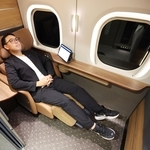10号車の１人用個室。リクライニングシートでゆっくりとくつろげる＝８日午後（撮影・丸山桃奈）