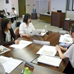 新聞記事を活用したグループワークを行う受講者ら＝神戸市中央区栄町通３、兵庫県信用組合本部