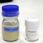 微生物が入った培養液（左）と精製したバイオポリマー（右）、スプーンのサンプル（手前）＝神戸市中央区港島南町