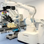 欧州での販売に必要な認証を取得した手術支援ロボット「ヒノトリ」＝４月、神戸市西区室谷１、シスメックスソリューションセンター