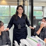 不二電気工事の藤田智香社長（中央）。元気に働くために、女性社員には婦人科のかかりつけ医を持つことを勧めている＝尼崎市武庫之荘６