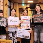 辻野美千代社長（右から２人目）とメニュー表などを作った神戸女子大の学生ら＝神戸市中央区北長狭通１