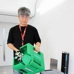 アトミスが開発したガス容器「キュビタン」と浅利大介ＣＥＯ＝神戸市中央区港島南町７