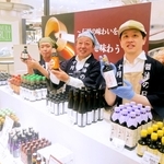 しょうゆを手にする日本丸天醤油の延賀海輝社長（右）ら＝大阪市北区角田町