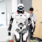 フィジカルＡＩ化に向けて川崎重工業が開発している二足歩行ロボット。製造業での活躍を目指す（同社提供）