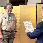日本生命の寺村篤毅神戸支社長（右）から目録を受け取る助成団体の代表＝兵庫県公館