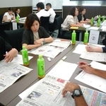 グループワークで新聞記事について話し合う受講者ら＝明石市中崎１、兵庫県水産会館