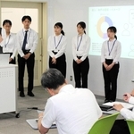 神戸空港を活用した事業プランを説明する学生たち＝神戸市西区学園東町９、神戸市外国語大学