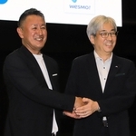 握手するＪＲ西日本の奥田英雄取締役兼専務執行役員（右）とワンブライトコウベの渋谷順社長＝ジーライオンアリーナ神戸
