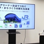 会見する（右から）ＪＲ西日本の平田恭子兵庫支社長と奥田英雄取締役兼専務執行役員、ワンブライトコウベの渋谷順社長＝ジーライオンアリーナ神戸