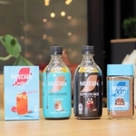 冷水にすぐ溶けるインスタント（右から２商品目）など、ネスレ日本のアイス市場向け製品＝神戸市中央区御幸通７