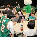 神戸ストークスと連携した小学生向け金融教室＝神戸市中央区