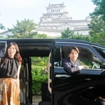 姫路タクシーの森田玲子社長（左）と、貸し切り運行するアルファードに乗る森田修平専務＝姫路市本町