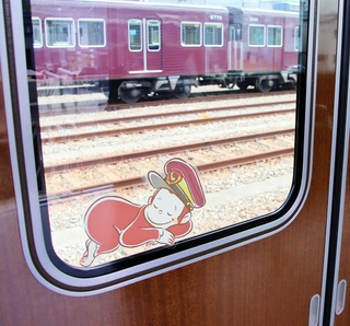 阪急神戸線の列車には、ドアガラスに愛らしいジョージのステッカーが貼られる＝宝塚市平井７、阪急電鉄平井車庫