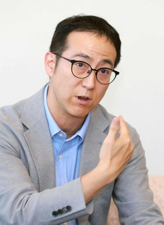 記者の質問に答える伊藤ハムの伊藤功一社長＝神戸市中央区東川崎町１（撮影・笠原次郎）