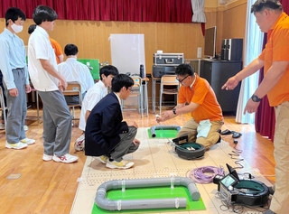 職業体験会で排水管の中を内視鏡カメラでのぞく高校生＝兵庫県猪名川町上阿古谷、猪名川甲英高等学院