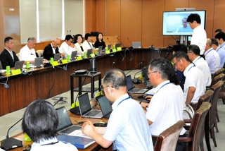 兵庫県の経済や雇用について専門家や経営者らが議論した会議＝県庁