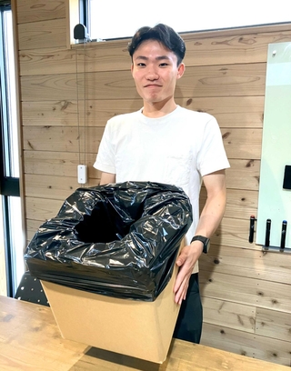 「モラスマイ　チェアボックス」を持つ石塚碧士さん＝神戸市中央区東雲通３、神防社