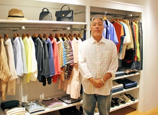 １９９４年にオープンした「Ｂｓｈｏｐ　神戸本店」内に立つ森威社長＝神戸市中央区浪花町