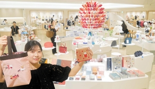 改装によって拡充した雑貨売り場。バッグやポーチ、ハンドタオルなど人気商品が集まる＝神戸市中央区西町