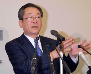 アスベスト（石綿）問題で患者らに謝罪した後、会見する幡掛大輔さん＝２００５年12月25日、尼崎市浜１、クボタ阪神事務所