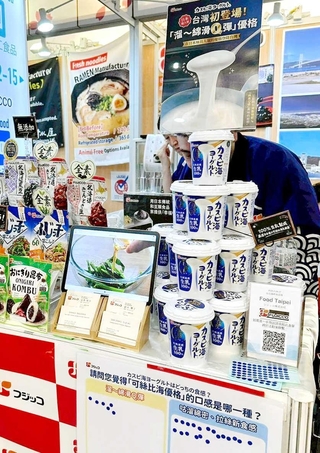 台湾で６月に開催された食品見本市で、「カスピ海ヨーグルト」などの商品を展示したフジッコのブース＝台北市（フジッコ提供）