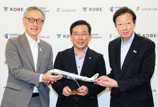 神戸ー高雄線の就航を発表した（左から）関西エアポート神戸の西尾裕専務執行役員、スターラックス航空の劉允富最高戦略責任者、神戸市の久元喜造市長＝神戸市役所