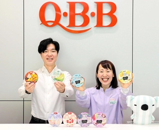 チーズデザートを開発した片山和子さん（右）と商品企画などを担うマーケティング部の岡村裕太さん＝神戸市西区見津が丘６、六甲バター神戸工場