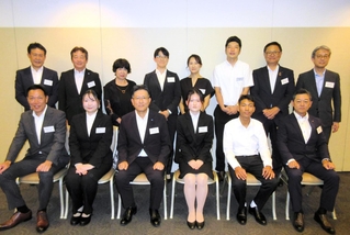 奨学金の授与式に臨んだ学生と生命保険協会兵庫県協会の役員ら＝神戸市中央区