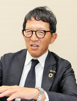 取材に応じる大和証券の谷川弘常務執行役員＝神戸市中央区加納町４、同社神戸支店