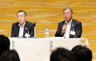 ものづくり企業の経営について語る兵庫工業会副会長の吉井満隆氏（右）と金井宏彰氏＝神戸市中央区中山手通４