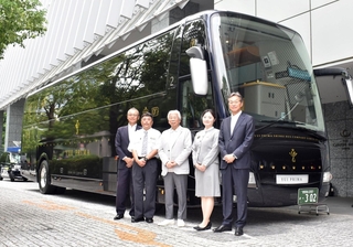東京でお披露目された高級車両「ゆいプリマ」と、神姫バスの長尾真社長（右端）ら＝東京都千代田区
