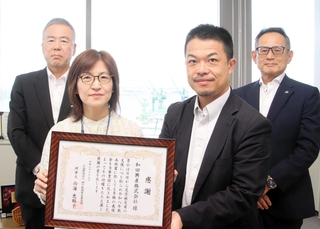 和田興産の和田剛直会長（右から２人目）と溝本俊哉社長（右）に感謝状を手渡す神戸新聞厚生事業団の西海恵都子理事長、神戸新聞社の梶岡修一社長＝神戸市中央区東川崎町１