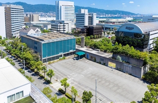 大東建託が取得したジュン・ポートアイランドビル（中央）。取り壊してショールームを建てる＝神戸市中央区港島中町７（同社提供）