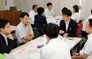 Ｍ＆Ａを活発にする方策を議論する信金職員ら＝神戸市中央区八幡通４