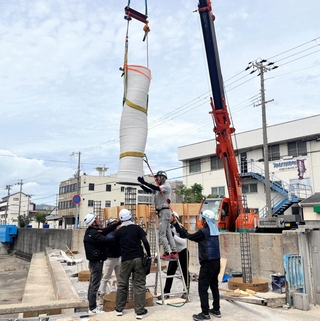 セレンディクスの３Ｄプリンターで製造した柱の取り付け作業＝神戸市長田区駒ケ林南町