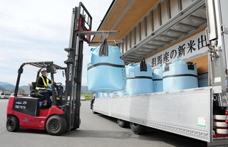 ＪＡたじまの出荷式でトラックに積み込まれる新米＝27日、豊岡市清冷寺（撮影・吉田みなみ）