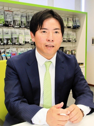 インタビューに応じるショーワグローブの田中祐一朗社長＝姫路市砥堀