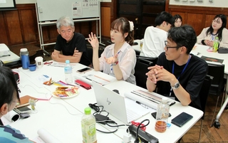 ビジネスのアイデアについて語り合う参加者＝神戸市中央区小野浜町