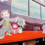 阪急宝塚線で運行を始めた「おさるのジョージ号」。宝塚大劇場ロビーの大階段ではしゃぐジョージが描かれた＝宝塚市平井７、阪急電鉄平井車庫