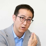 記者の質問に答える伊藤ハムの伊藤功一社長＝神戸市中央区東川崎町１（撮影・笠原次郎）