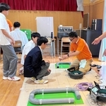 職業体験会で排水管の中を内視鏡カメラでのぞく高校生＝兵庫県猪名川町上阿古谷、猪名川甲英高等学院