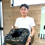 「モラスマイ　チェアボックス」を持つ石塚碧士さん＝神戸市中央区東雲通３、神防社