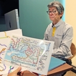 エグゼクティブデザイナーの大森正樹さんと、大森さんが手がけたＪＲ西日本の路線図＝神戸市中央区港島南町７