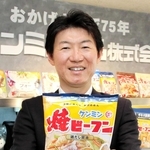 ケンミン食品が台湾で販売を開始した看板商品「ケンミン焼ビーフン」を持つ高村祐輝社長＝神戸市中央区海岸通５