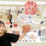 改装によって拡充した雑貨売り場。バッグやポーチ、ハンドタオルなど人気商品が集まる＝神戸市中央区西町