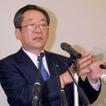 アスベスト（石綿）問題で患者らに謝罪した後、会見する幡掛大輔さん＝２００５年12月25日、尼崎市浜１、クボタ阪神事務所