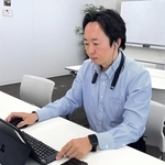 新製品の集音器を装着するソリッドソニックの久保貴弘社長。ブルートゥースで接続すれば、ウェブ会議などにも使える＝神戸市中央区磯上通６