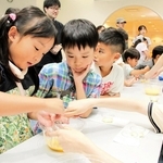 武庫川女子大のブースで、マヨネーズ作りを体験する子どもら＝西宮市北口町